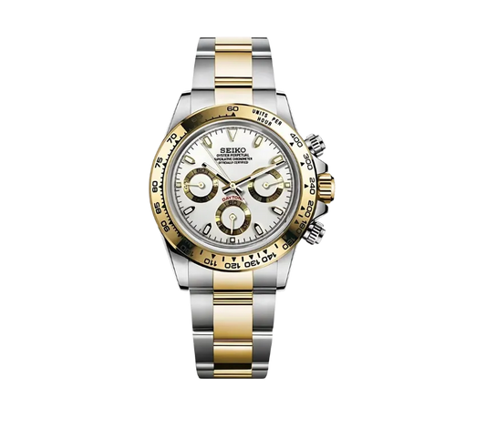 Montre Seiko chronographe avec cadran blanc, trois sous-cadrans dorés, lunette dorée graduée et bracelet bicolore en acier inoxydable et finition dorée. Un design luxueux et sophistiqué pour une allure élégante.