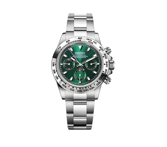 Montre Seiko chronographe avec cadran vert brillant, trois sous-cadrans assortis, lunette argentée graduée et bracelet en acier inoxydable. Une pièce élégante et sportive pour un style intemporel.