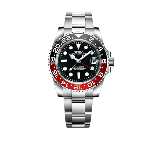 Montre Seiko GMT-Master II avec cadran noir, lunette bicolore rouge et noire affichant les heures GMT, et bracelet en acier inoxydable. Idéale pour les voyageurs, elle combine précision, élégance et fonctionnalité.