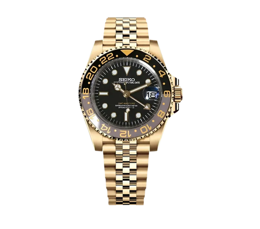 Montre Seiko GMT-Master II en or avec cadran noir, lunette bicolore noire et dorée affichant les heures GMT, et bracelet Jubilé en or. Une montre luxueuse alliant sophistication et fonctionnalité pour les amateurs de voyage.
