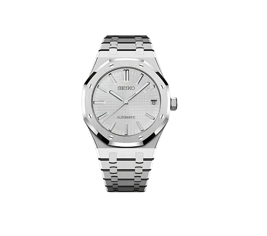 Montre Seiko automatique avec cadran argenté épuré, index et aiguilles métalliques, boîtier en acier inoxydable au design octogonal et bracelet assorti. Une pièce élégante et intemporelle.