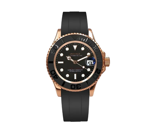 Montre Seiko Yacht-Master avec cadran noir, lunette noire et boîtier en or rose, accompagnée d’un bracelet en caoutchouc noir. Un mélange de sportivité et de luxe raffiné.