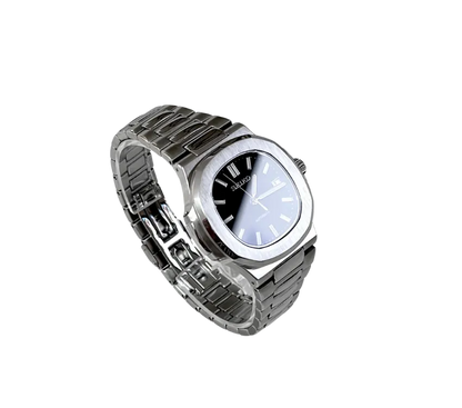 L'image montre une montre-bracelet automatique Seiko avec un cadran noir brillant et un bracelet en acier inoxydable poli. La montre est affichée en angle, mettant en valeur les détails de son boîtier et de son cadran élégant.