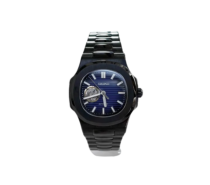 L'image montre une montre-bracelet automatique Seiko avec un cadran bleu foncé texturé et un bracelet en acier noir. Le cadran met en valeur un design ouvert qui expose une partie du mécanisme interne, ajoutant une touche sophistiquée et moderne au style classique de la montre.