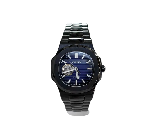 L'image montre une montre-bracelet automatique Seiko avec un cadran bleu foncé texturé et un bracelet en acier noir. Le cadran met en valeur un design ouvert qui expose une partie du mécanisme interne, ajoutant une touche sophistiquée et moderne au style classique de la montre.