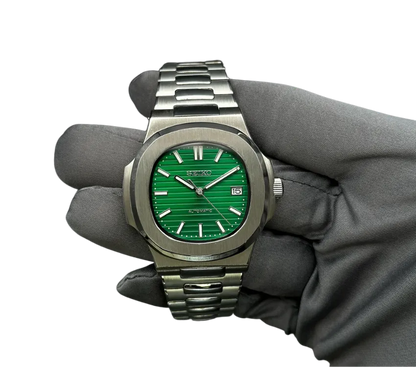 Montre automatique Seiko avec cadran vert rayé, bracelet en acier inoxydable, tenue dans une main gantée.