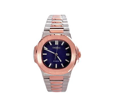 Montre Seiko automatique avec un cadran bleu profond, boîtier en acier inoxydable et lunette en or rose brossé, bracelet bicolore en acier inoxydable et or rose, avec affichage de la date.