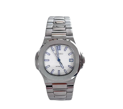 Montre automatique Seiko avec un cadran blanc texturé, index et aiguilles bleus, boîtier en acier inoxydable, bracelet en acier inoxydable, et affichage de la date.