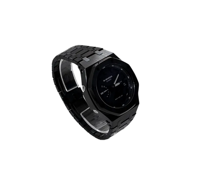 Montre Casio G-Shock entièrement noire avec un bracelet en métal et un cadran numérique foncé, vue de côté.