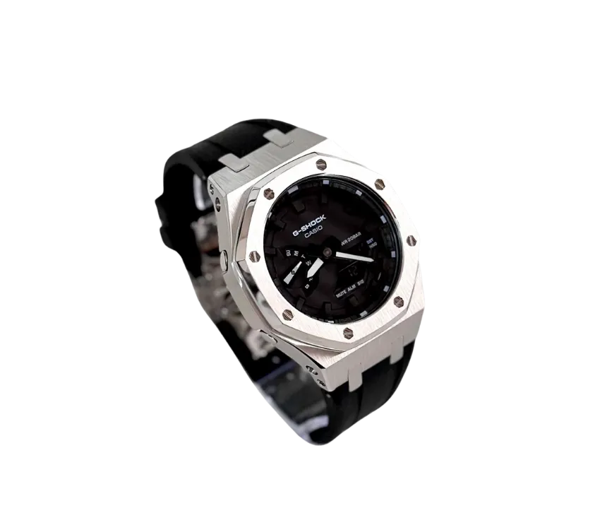 Montre Casio G-Shock vue en angle, mettant en évidence le cadran noir et le boîtier robuste en métal argenté, avec un bracelet en silicone noir pour un style sportif et élégant.