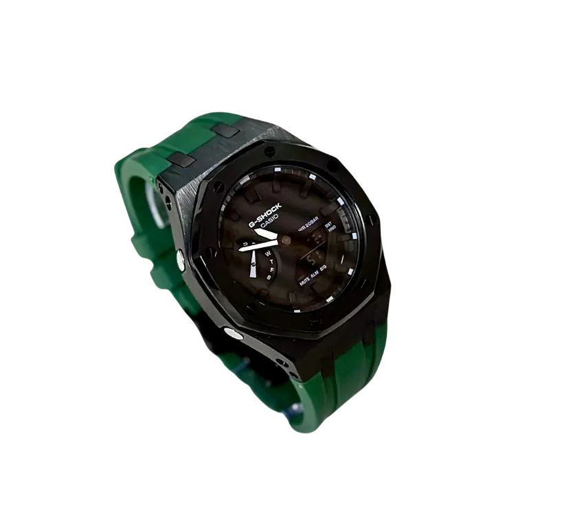  Montre Casio G-Shock avec cadran noir brillant, boîtier en métal noir mat et bracelet en silicone vert, offrant un design robuste et sophistiqué pour les amateurs de montres modernes.
