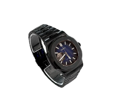 L'image montre une montre-bracelet automatique Seiko avec un cadran bleu foncé texturé, doté d'une ouverture exposant le mécanisme interne. Elle est associée à un bracelet en acier noir, offrant une vue en perspective qui met en valeur le design élégant et moderne de la montre.
