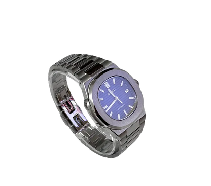 Montre Seiko automatique en acier inoxydable avec cadran bleu et bracelet en métal vue en perspective.