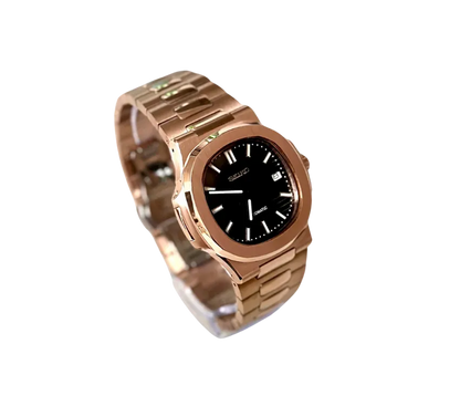 Montre automatique Seiko avec cadran noir élégant, boîtier et bracelet en finition or rose, vue de trois quarts.