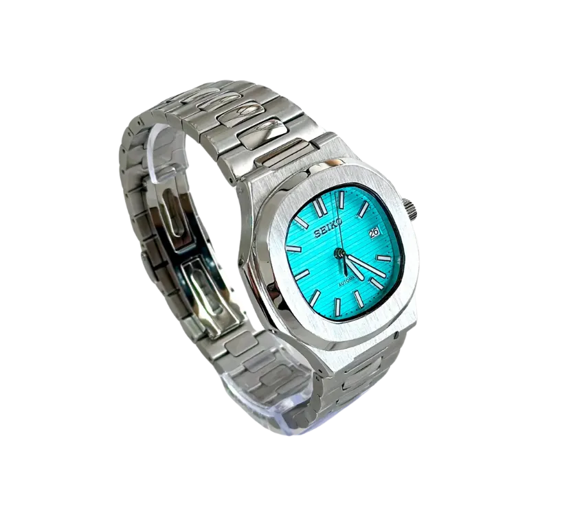 Montre Seiko automatique avec cadran turquoise brillant, vue de profil avec boîtier en acier inoxydable brossé et bracelet assorti, affichage de la date visible.