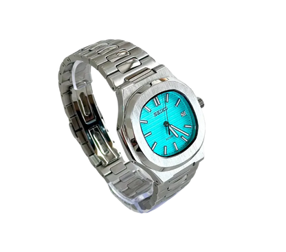 Montre Seiko automatique avec cadran turquoise brillant, vue de profil avec boîtier en acier inoxydable brossé et bracelet assorti, affichage de la date visible.