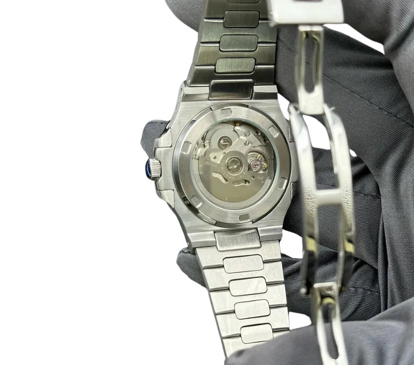 Vue arrière d'une montre automatique en acier inoxydable, mettant en évidence le mécanisme visible à travers un fond transparent.