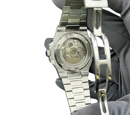 Vue arrière d'une montre automatique en acier inoxydable, mettant en évidence le mécanisme visible à travers un fond transparent.
