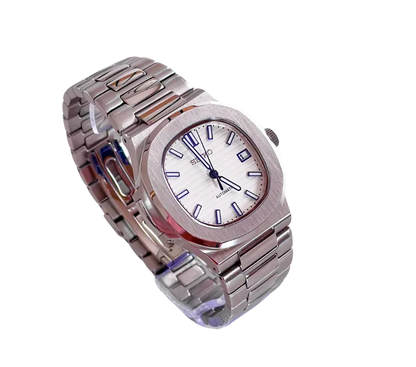 Montre automatique Seiko vue en angle, avec un cadran blanc texturé, index et aiguilles bleus, boîtier en acier inoxydable, bracelet assorti, et affichage de la date.