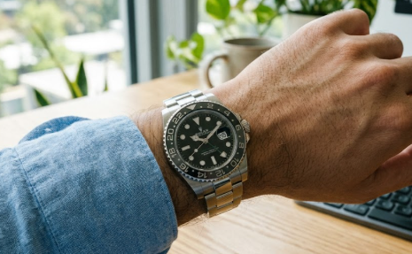 Montre Seiko Bruce Wayne portée au poignet, bracelet acier et cadran noir en lumière naturelle