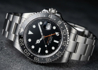 Montre Seiko Bruce Wayne, mod GMT avec lunette noir et gris anthracite et bracelet Oyster