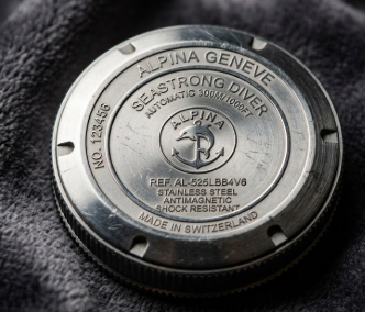 Gros plan fond de boîtier vissé Seiko Nautilus avec référence gravée
