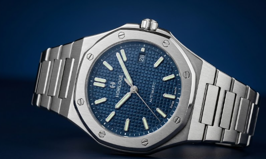 Seiko Nautilus Seikonaut boîtier octogonal acier inoxydable sur fond bleu marine