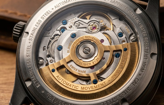 Mouvement automatique NH35 visible à travers le fond saphir d'une montre moddée