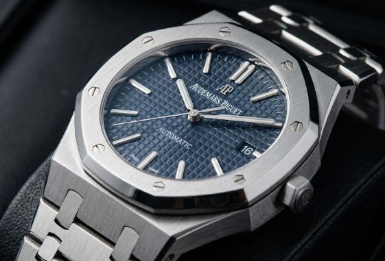 Boîtier octogonal en acier d'une Seiko Royal Oak avec cadran tapisserie et vis apparentes