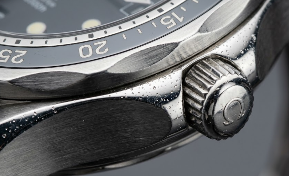 Détail couronne vissée boîtier Seiko Submariner acier inoxydable