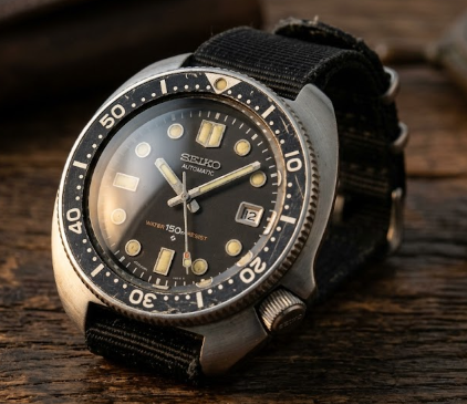 Seiko Submariner SKX031 vue de face cadran noir lunette rotative