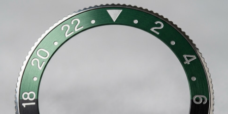 Lunette bicolore verte et noire de la Seiko Sprite avec échelle 24 heures